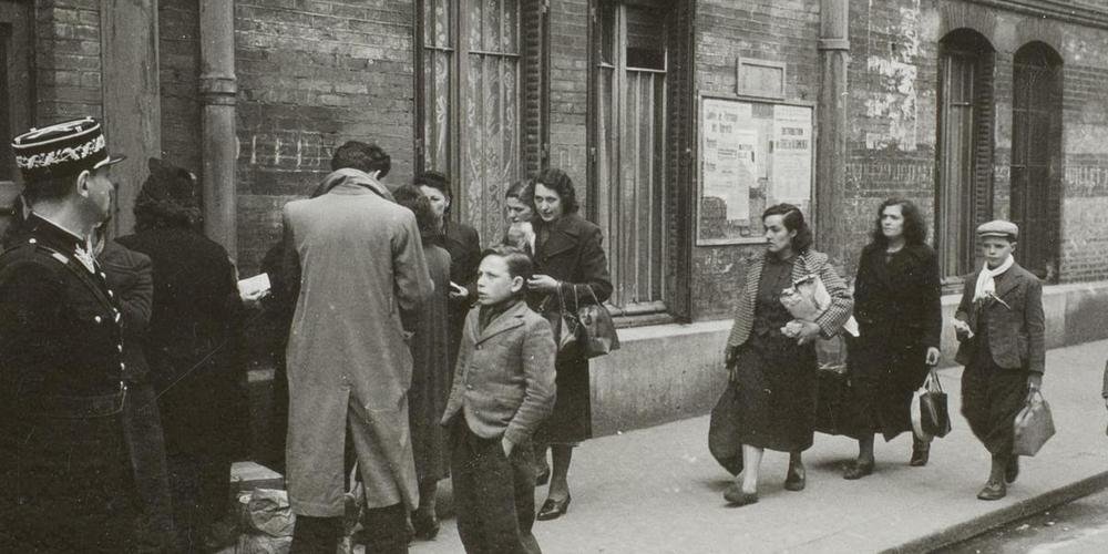 Les lois antisémites de Vichy ont servi de base juridique à la déportation des Juifs de France. Ici, lors de la « rafle du billet vert », à l’entrée du gymnase Japy, à Paris, le 14 mai 1941. © Crédit photo : Memorial de la Shoah